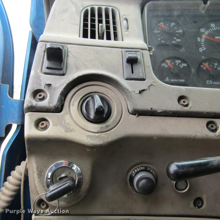 image for item DC7406 2001 Sterling 9500 semi truck