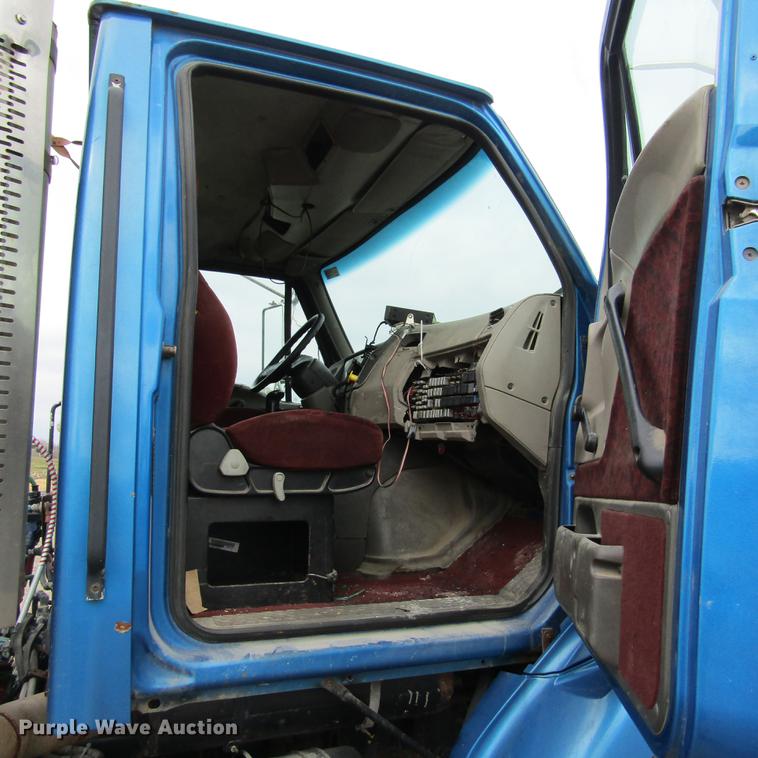 image for item DC7406 2001 Sterling 9500 semi truck