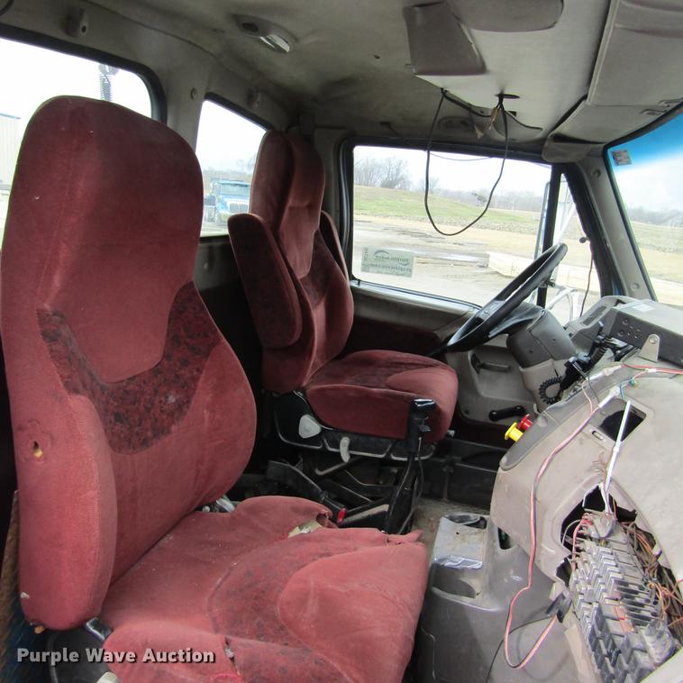 image for item DC7406 2001 Sterling 9500 semi truck