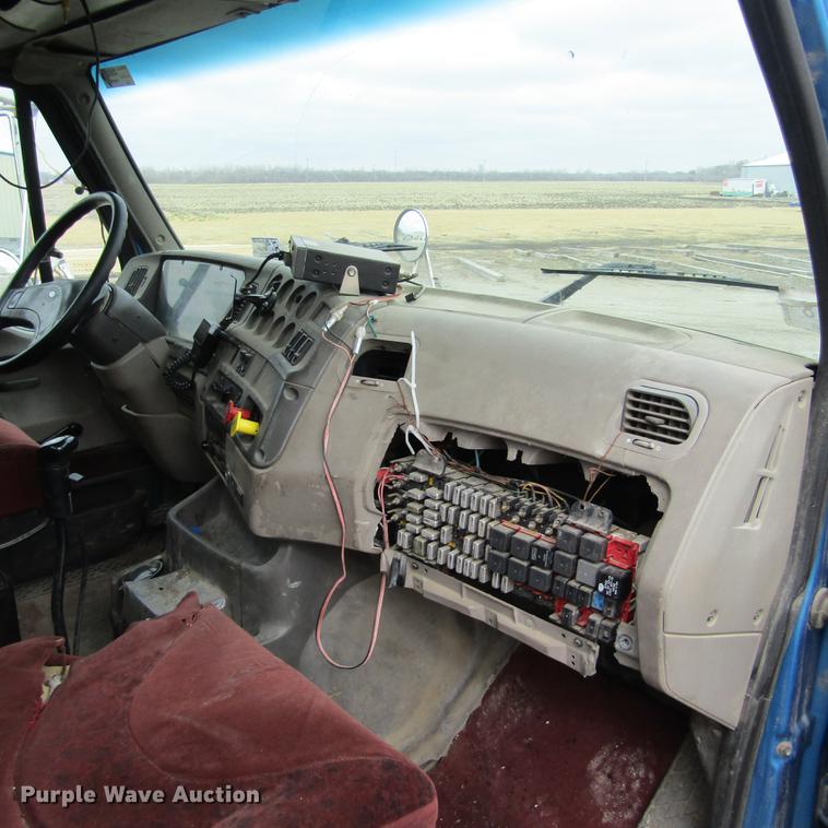 image for item DC7406 2001 Sterling 9500 semi truck