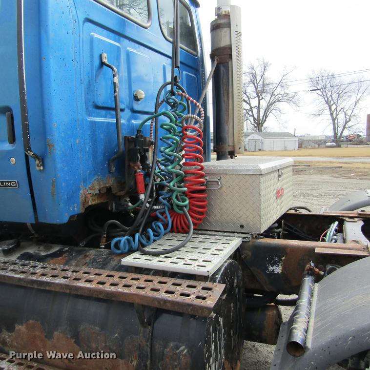 image for item DC7406 2001 Sterling 9500 semi truck