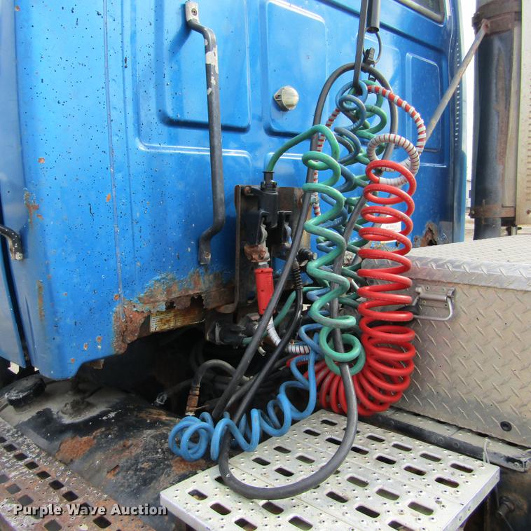 image for item DC7406 2001 Sterling 9500 semi truck