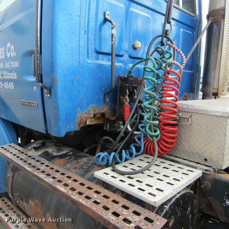 image for item DC7406 2001 Sterling 9500 semi truck