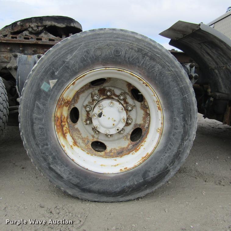 image for item DC7406 2001 Sterling 9500 semi truck