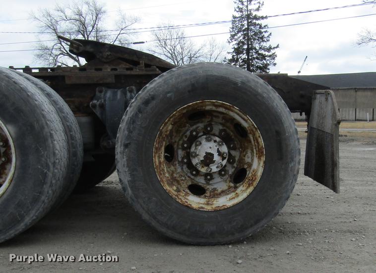 image for item DC7406 2001 Sterling 9500 semi truck