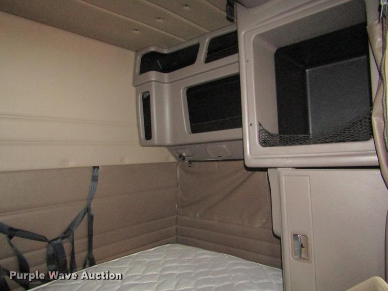 image for item DC8255 2009 Peterbilt 386 semi truck