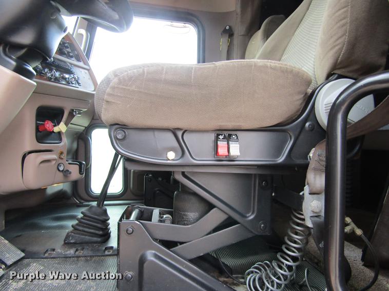 image for item DC8255 2009 Peterbilt 386 semi truck