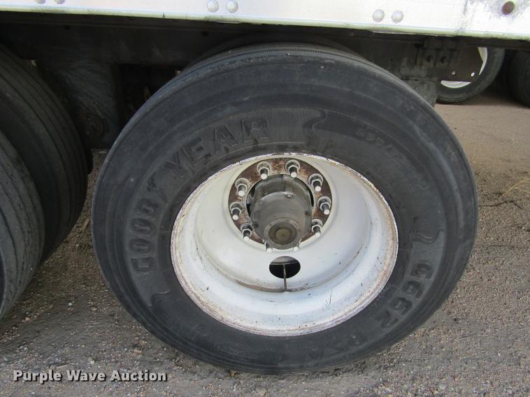 image for item DE6592 2006 Utility Trailers refrigerated van trailer