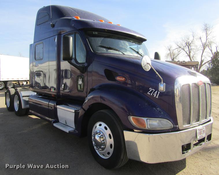 image for item DE6593 2007 Peterbilt 387 semi truck