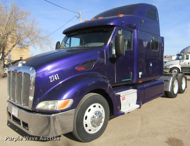image for item DE6593 2007 Peterbilt 387 semi truck