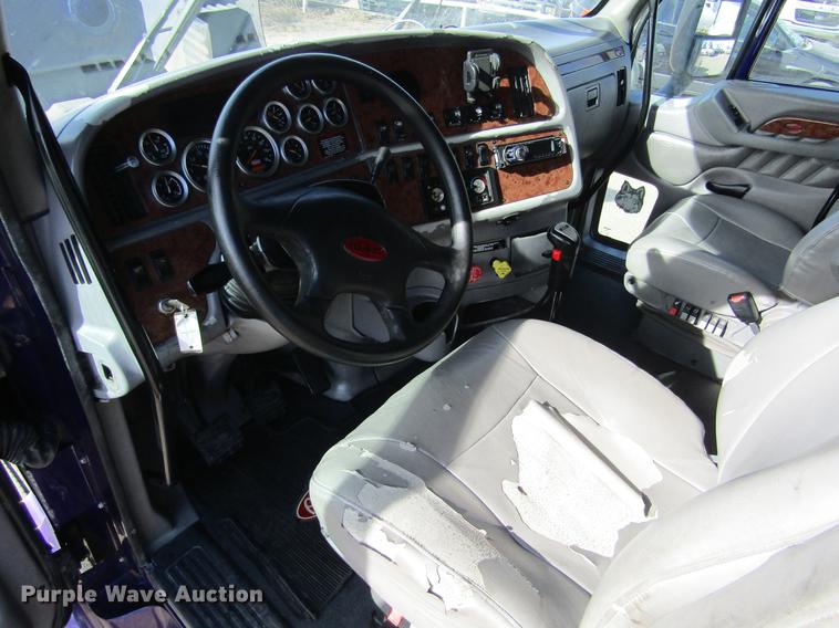 image for item DE6593 2007 Peterbilt 387 semi truck