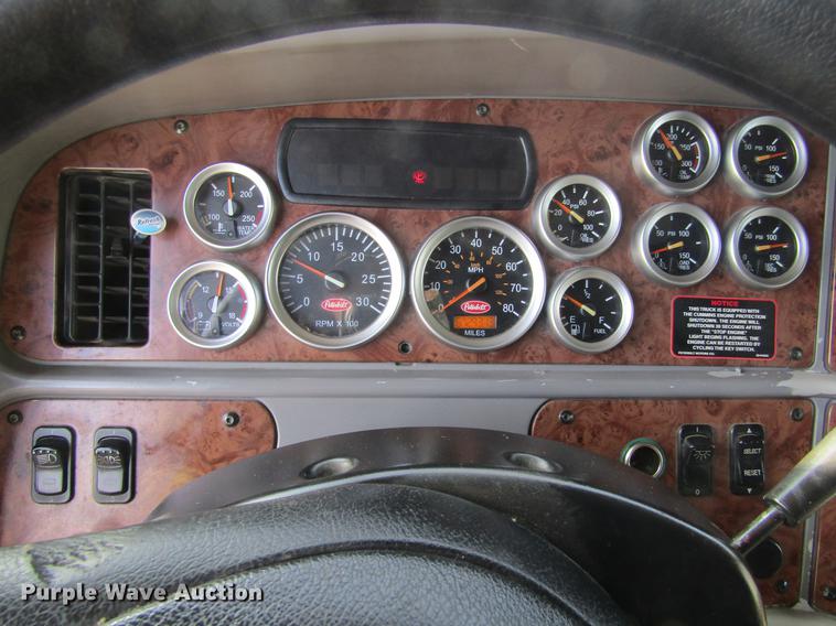 image for item DE6593 2007 Peterbilt 387 semi truck