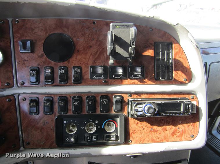 image for item DE6593 2007 Peterbilt 387 semi truck