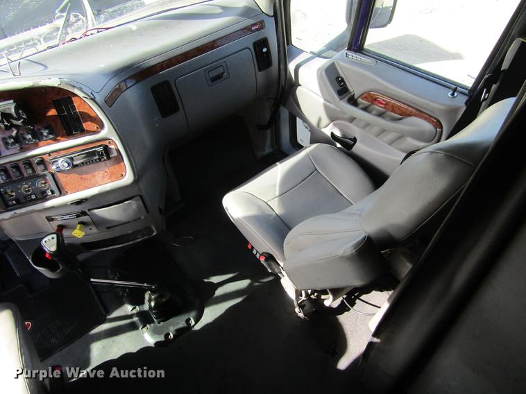 image for item DE6593 2007 Peterbilt 387 semi truck