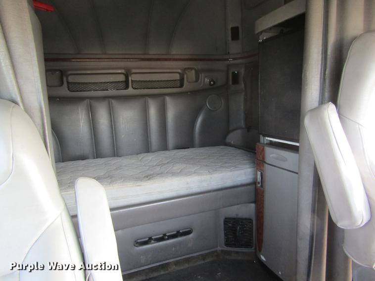 image for item DE6593 2007 Peterbilt 387 semi truck