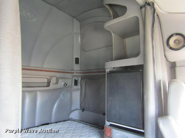 image for item DE6593 2007 Peterbilt 387 semi truck