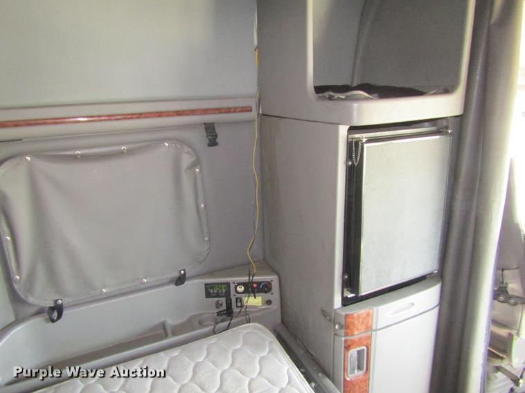 image for item DE6593 2007 Peterbilt 387 semi truck