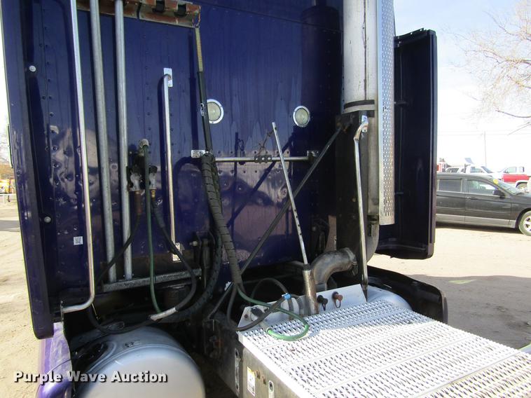 image for item DE6593 2007 Peterbilt 387 semi truck