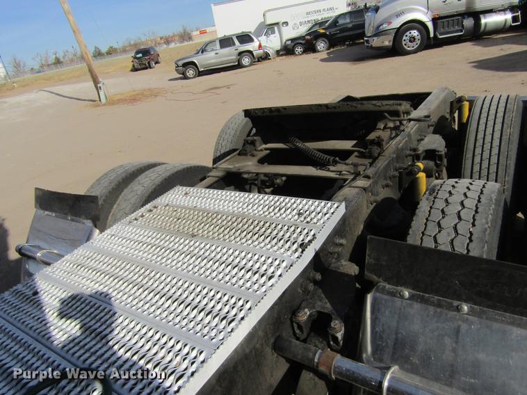 image for item DE6593 2007 Peterbilt 387 semi truck