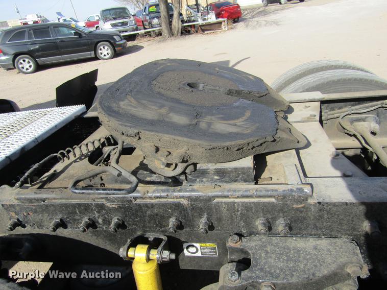 image for item DE6593 2007 Peterbilt 387 semi truck