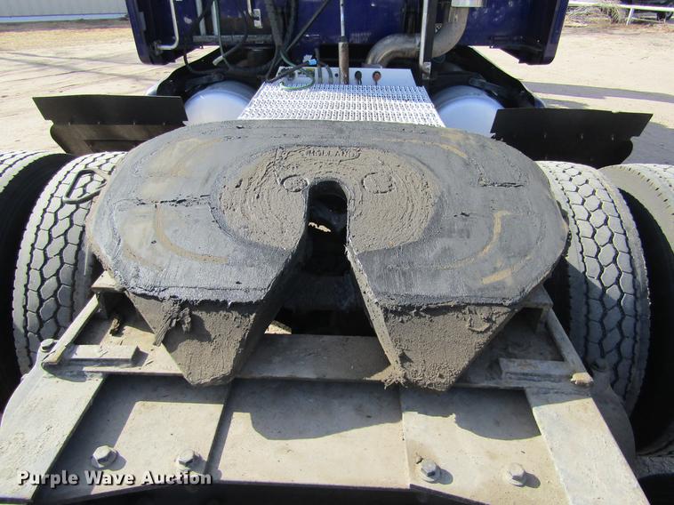 image for item DE6593 2007 Peterbilt 387 semi truck