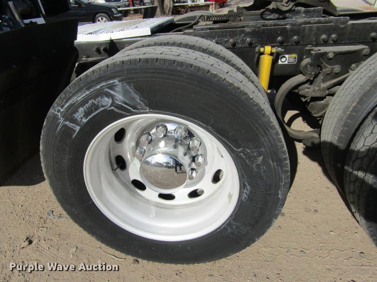 image for item DE6593 2007 Peterbilt 387 semi truck