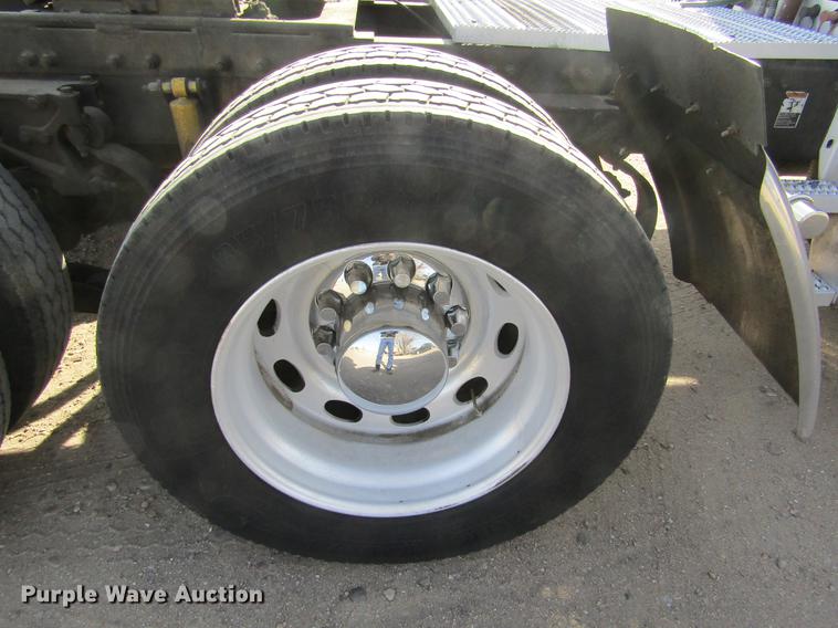 image for item DE6593 2007 Peterbilt 387 semi truck