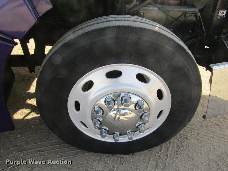 image for item DE6593 2007 Peterbilt 387 semi truck