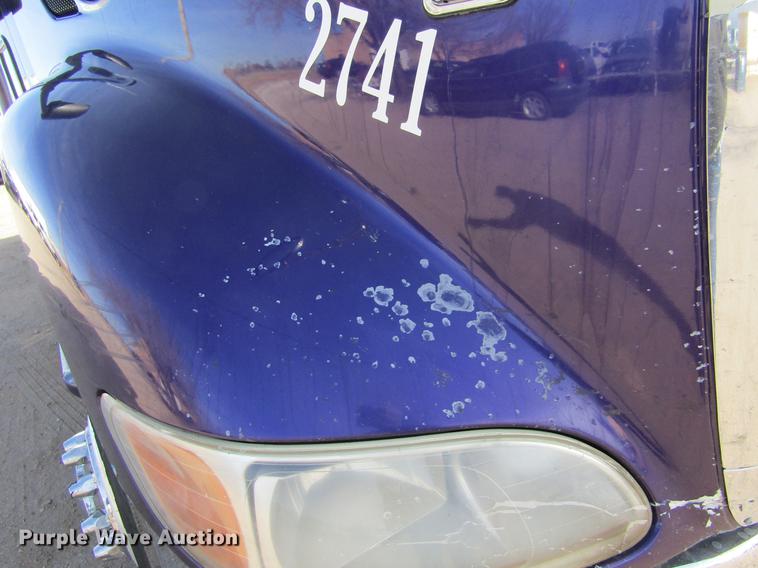 image for item DE6593 2007 Peterbilt 387 semi truck