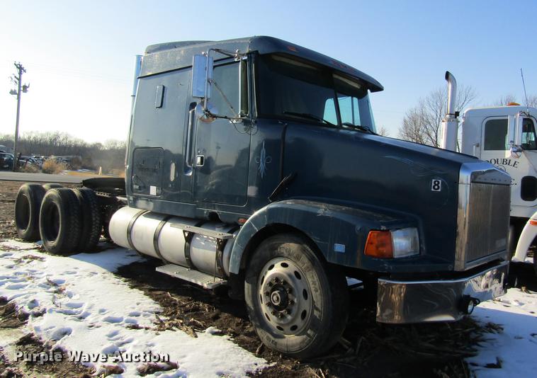 image for item DF9482 1990 Volvo WIA semi truck