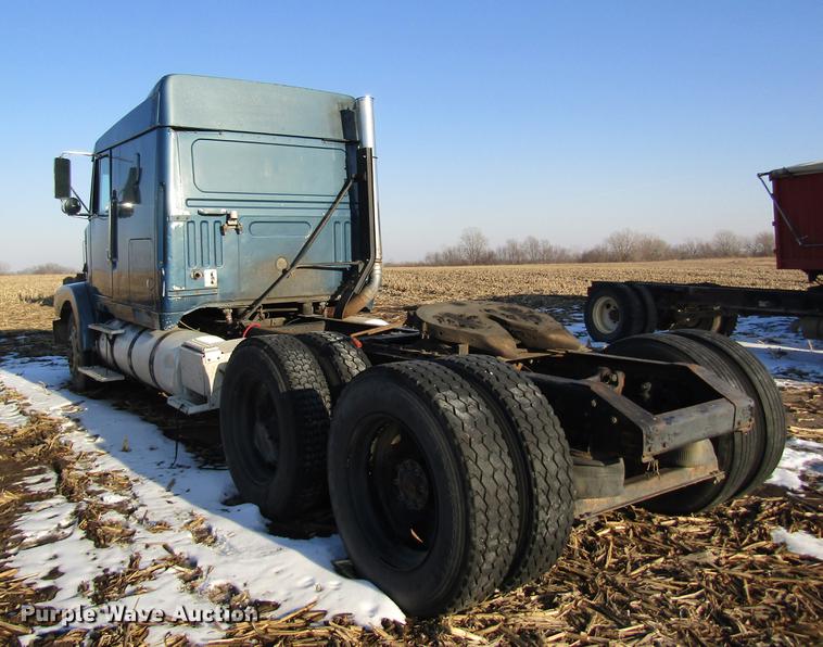 image for item DF9482 1990 Volvo WIA semi truck