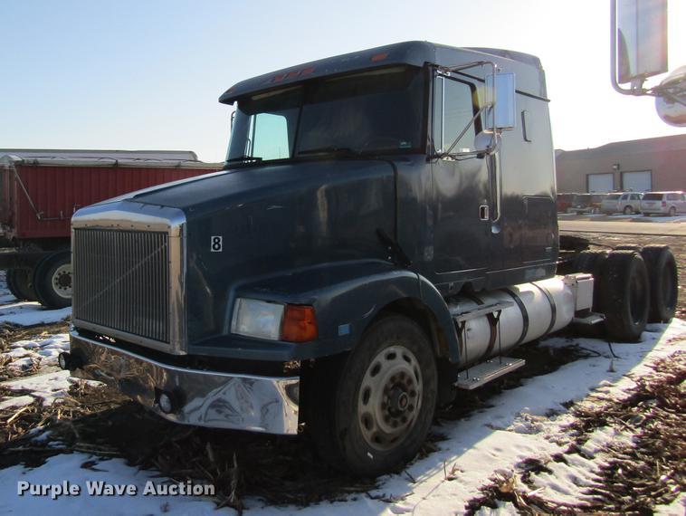 image for item DF9482 1990 Volvo WIA semi truck