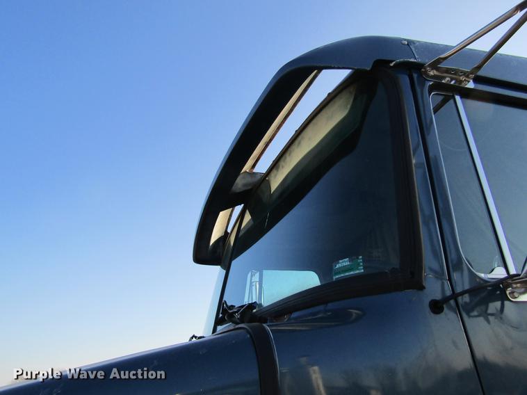 image for item DF9482 1990 Volvo WIA semi truck