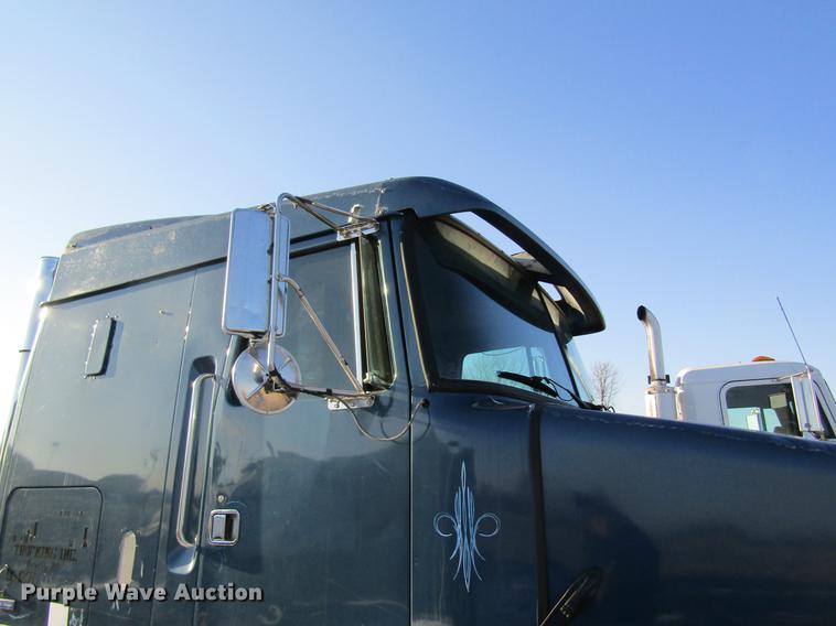image for item DF9482 1990 Volvo WIA semi truck