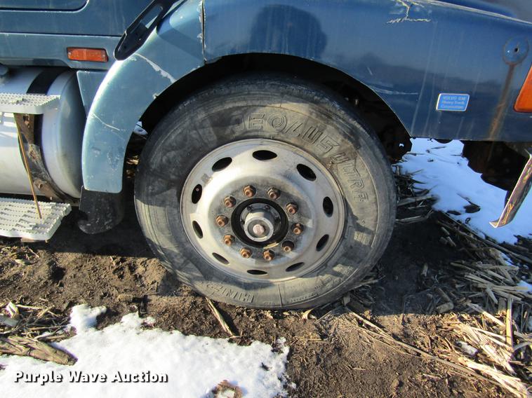 image for item DF9482 1990 Volvo WIA semi truck