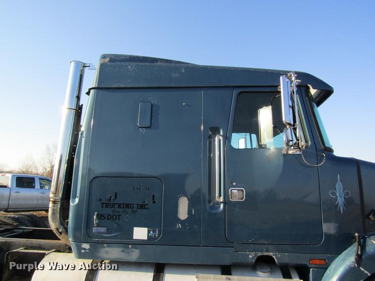 image for item DF9482 1990 Volvo WIA semi truck