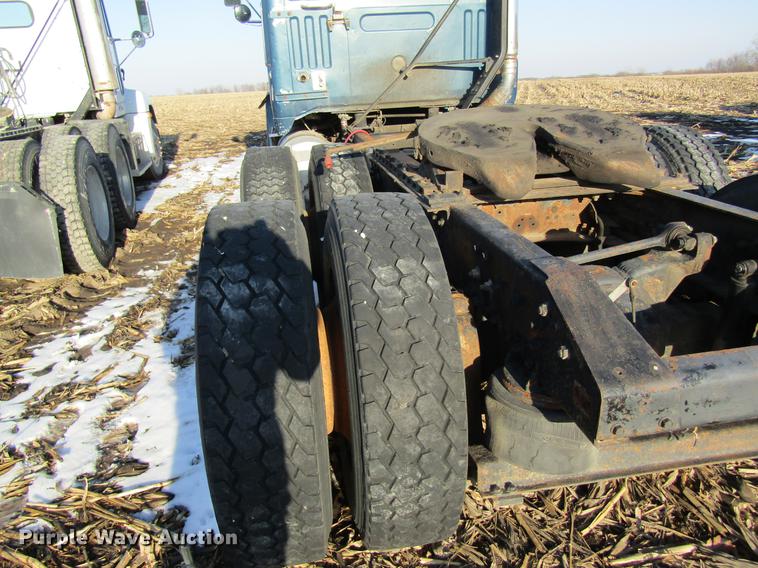 image for item DF9482 1990 Volvo WIA semi truck