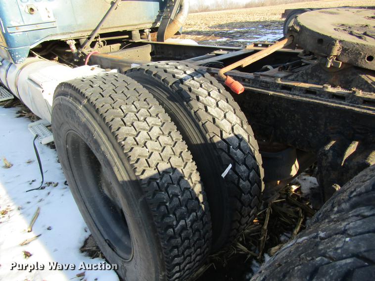 image for item DF9482 1990 Volvo WIA semi truck