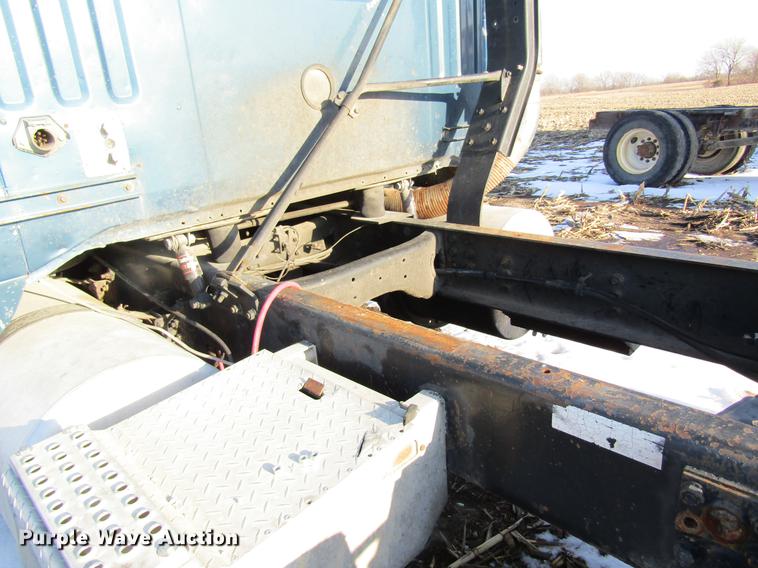 image for item DF9482 1990 Volvo WIA semi truck