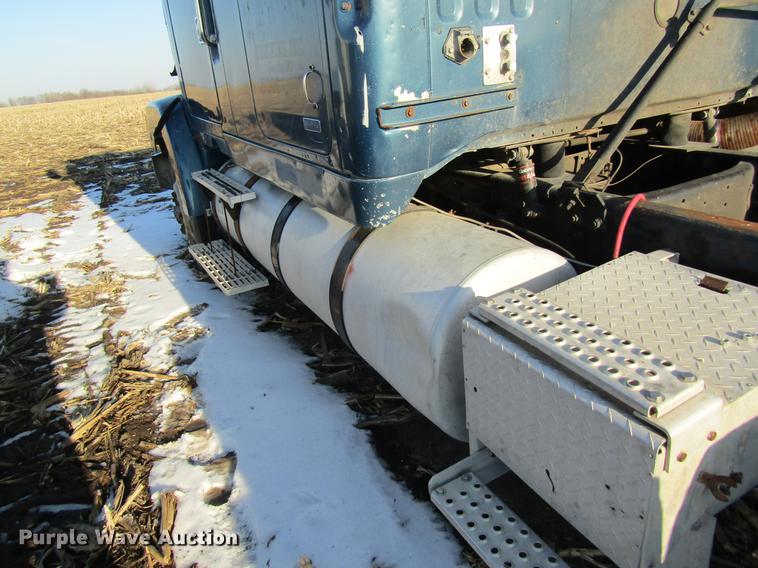 image for item DF9482 1990 Volvo WIA semi truck