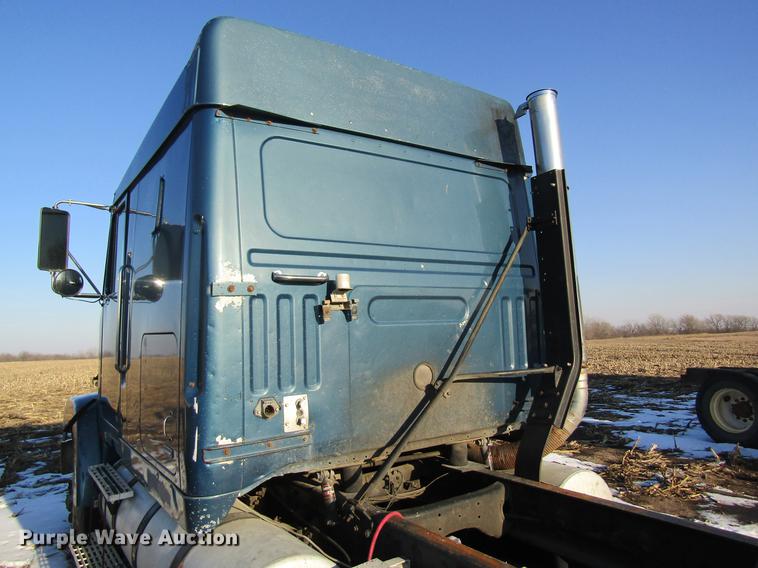 image for item DF9482 1990 Volvo WIA semi truck