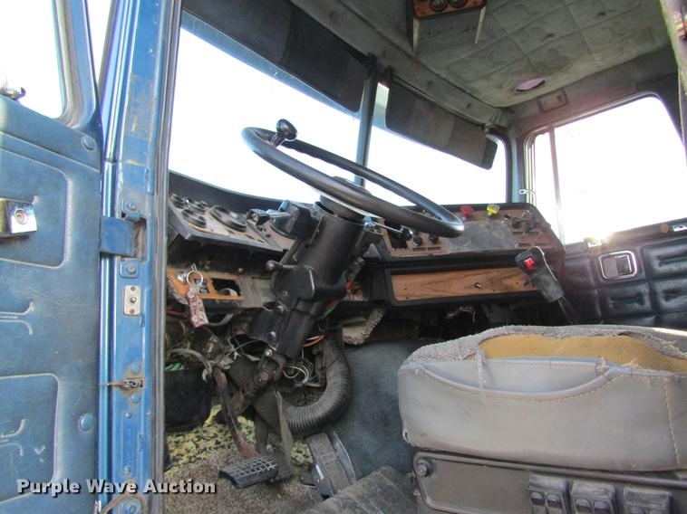 image for item DF9482 1990 Volvo WIA semi truck