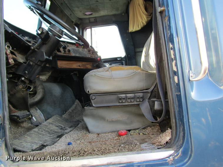 image for item DF9482 1990 Volvo WIA semi truck