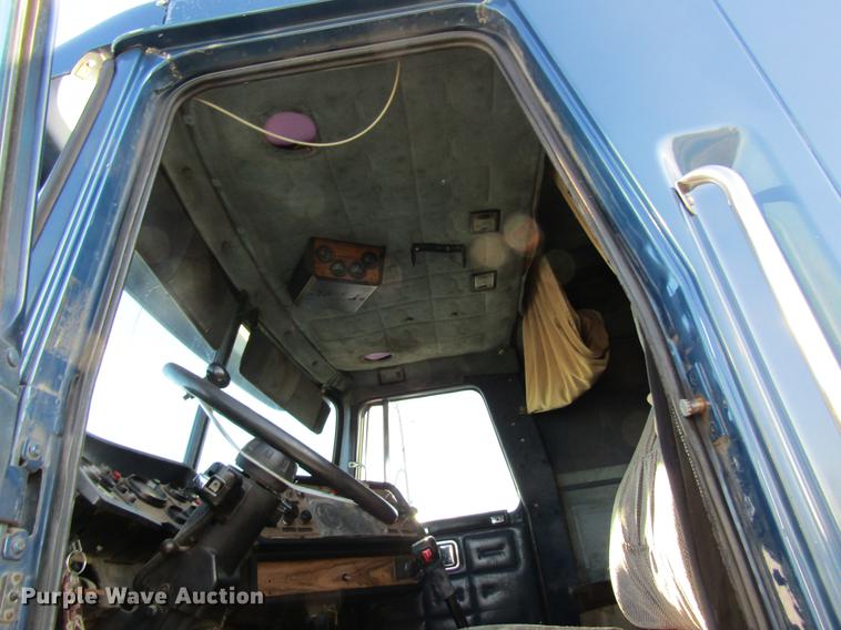 image for item DF9482 1990 Volvo WIA semi truck