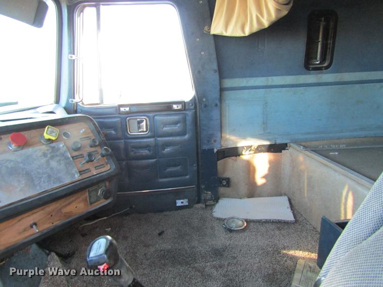 image for item DF9482 1990 Volvo WIA semi truck