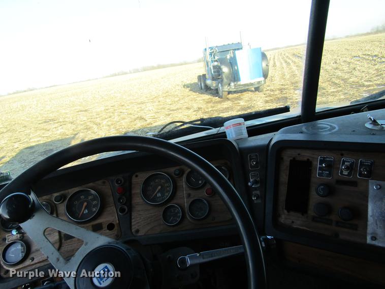 image for item DF9482 1990 Volvo WIA semi truck