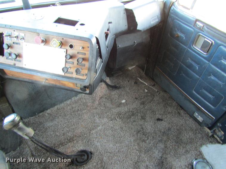 image for item DF9482 1990 Volvo WIA semi truck