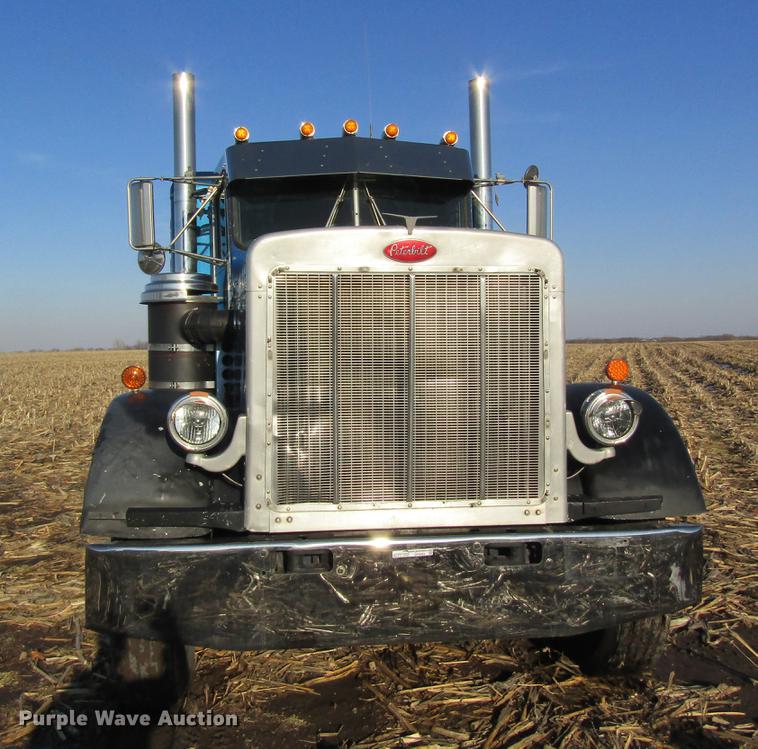 image for item DF9483 1985 Peterbilt semi truck