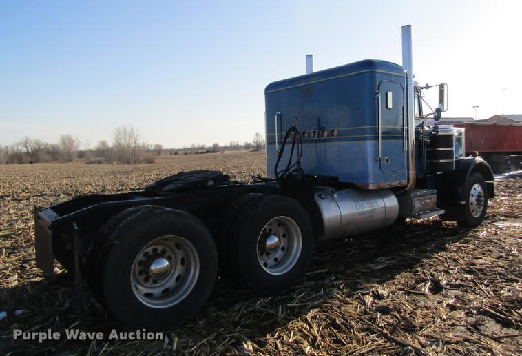 image for item DF9483 1985 Peterbilt semi truck