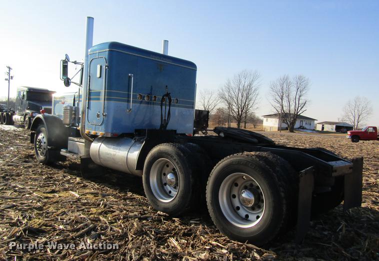 image for item DF9483 1985 Peterbilt semi truck